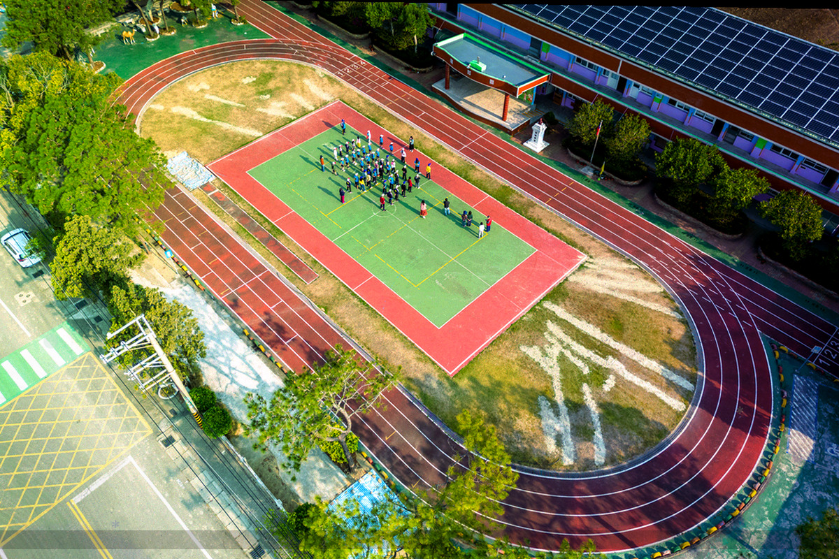 球场俯拍线条与几何色块构成的抽象对阵示意，画面不含文字